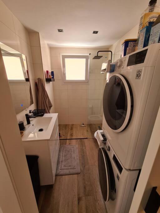 New Alexandra Apartment, 2 Min 40 Sec From *