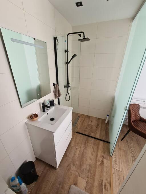 New Alexandra Apartment, 2 Min 40 Sec From *
